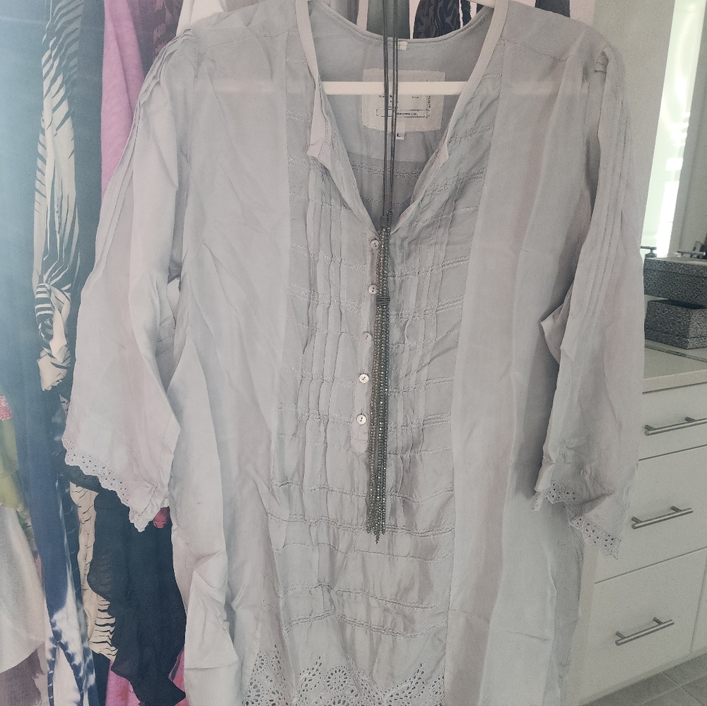 Johnny was vintage collection silk lite grey blouse. Minimalist Piece - Picture 2 of 12